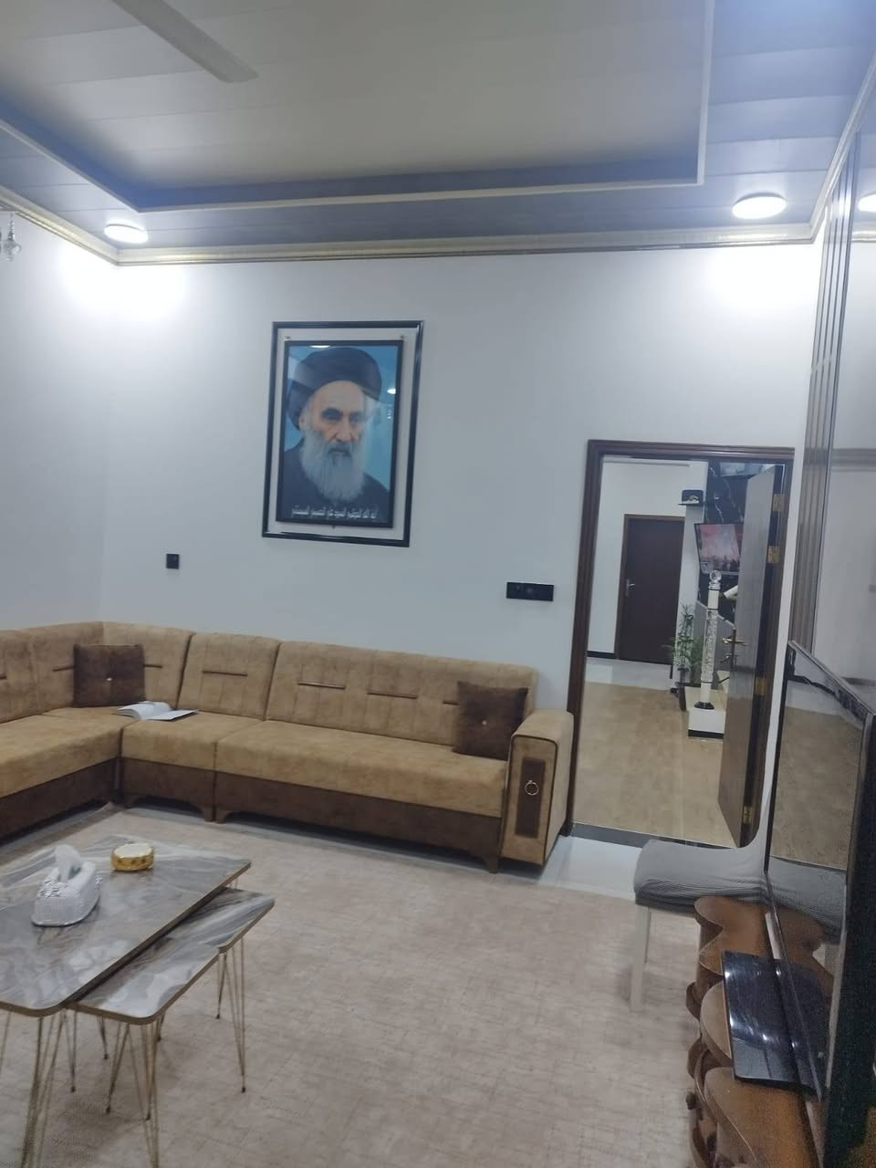 بيت طابو زراعي من المالك الاصلي عراقي موجود جيرانه بناء جديد المساحه 166م بناء بلوك الطابق الارضي سقف كونكريت غرفتين واستقبال وصاله ومطبخ جبير وصحيات داخليه و خارجيه الطابق الثاني بناء فرمستون سقف سندويج غرفه كامله والغرفه الثانيه بدون سقف المكان التنومه الصالحيه شارع الاسوه الحسنه قريب ع الاروائي 3بيت عن الشارع الاسوه الحسنه قريب ع المدارس والمستوصف كهرباء ماي رقمي *********** البصرة, العراق
