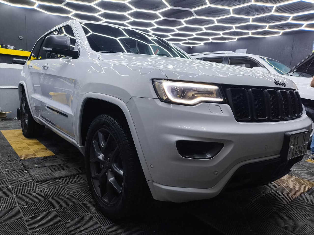 السلام عليكم ورحمة الله وبركاته

للبيع: Jeep Grand Cherokee 2021 (خليجي – يُعرف بـ 80)

• السيارة فل أوبشن.
• حساسات أمامية وخلفية.
• رادار أمامي وجانبي.
• نظام توقف تلقائي خلفي.
• أوتو بارك (تصف السيارة تلقائياً).
• جنوط 21 إنش.
• إطارات جديدة.
• مقاعد أمامية تدفئة وتبريد.
• المقاعد الخلفية تدفئة.
• ستيرن تدفئة.
• مقاعد السائق والراكب الأمامي كهربائية مع خاصية الميموري.
• فتحة بانوراما.
• هيتر للمرايا الجانبية.
• ومواصفات أخرى كثيرة.

ملاحظة:
• السيارة بيها طخة بالباب، وتم تبديله، والباب الأصلي موجود معها.

السعر: 28,000 دولار، وقابل للتفاوض للجادين.

📞 للاستفسار:
***********
