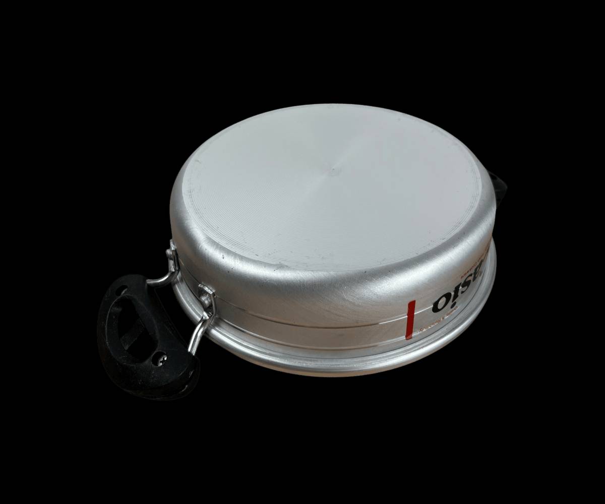 سيت مقلاة ألمنيوم كاسيو 3 قطع – مقاسات متعددة

الاستخدامات

قلي اللحوم والدجاج والسمك

تحضير البيض والمقليات السريعة

طبخ الخضار والصلصات

إعداد اليخنات والوجبات اليومية

مناسب للاستخدام المنزلي والمطابخ الصغيرة

المميزات

مصنوع من ألمنيوم متين عالي الجودة

توزيع حراري متساوٍ لنتائج طبخ مثالية

تصميم عميق مناسب للقلي والطهي

مقابض جانبية سوداء مقاومة للحرارة

خفيف الوزن وسهل الحمل

سهل التنظيف

قاعدة سفلية متينة لتعزيز الثبات على الغاز

المقاسات:

- الكبيرة: قطر 30 سم – ارتفاع 7 سم
- الوسط: قطر 25 سم – ارتفاع 6 سم
- الصغيرة: قطر 21 سم – ارتفاع 6 سم

محتويات الصندوق

طاوة كبيرة 30 سم

طاوة وسط 25 سم

طاوة صغيرة 21 سم

الملاحظات

مناسبة للاستخدام على مواقد الغاز

يُفضل عدم استخدام أدوات معدنية حادة للحفاظ على السطح

يُنصح بغسلها وتجفيفها بعد الاستخدام للحفاظ على عمر أطول

#مطبخ #ادوات_مطبخ #ادوات_طبخ #مقلاة