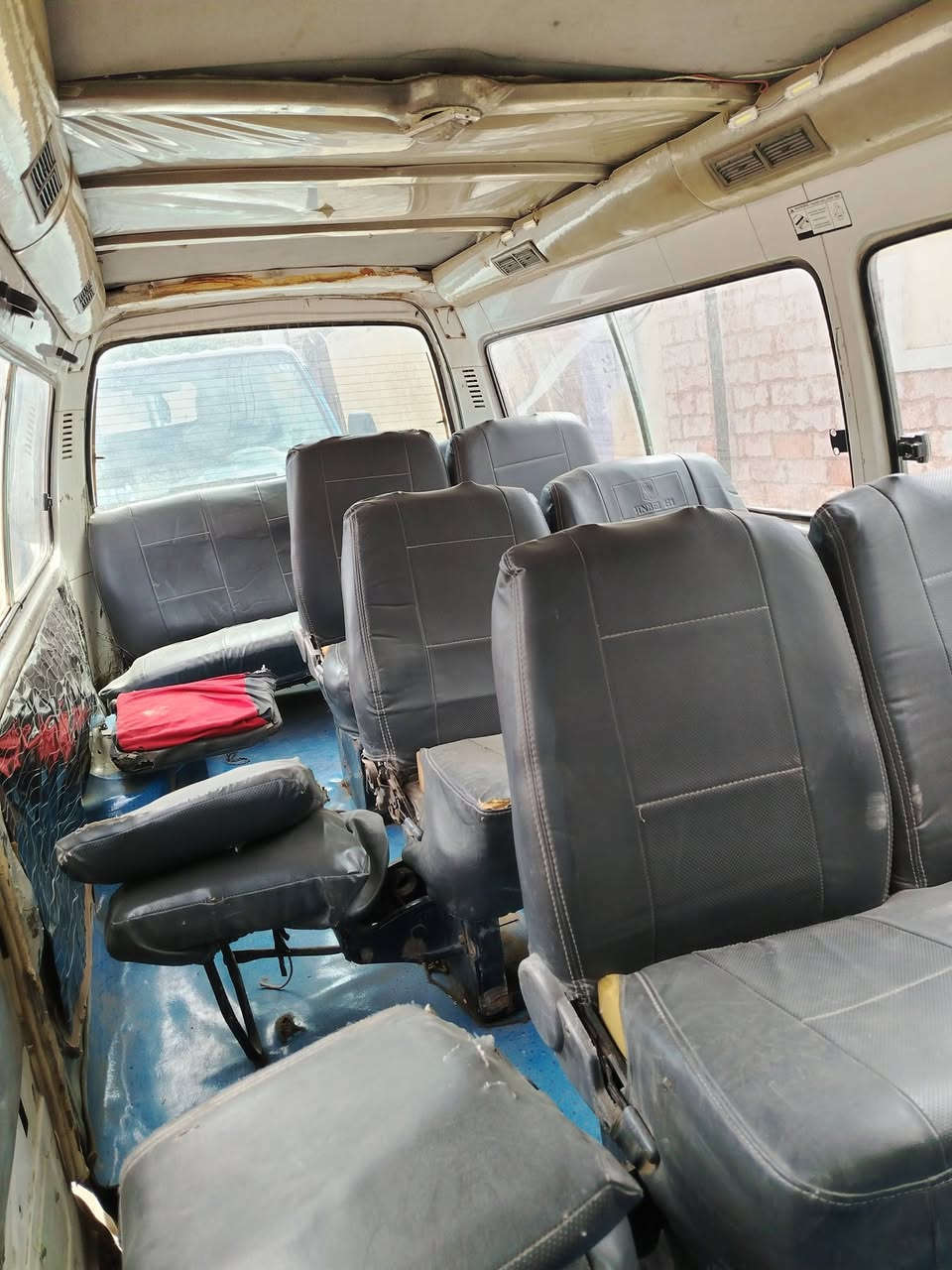 السلام عليكم فتون ٢٠٠٩ مطلوبة هيئة وغرامات ١٢٥٠ بيها وكالة راعيها ماواصلة سيارة مكينة كاز بيها تبخير ومشط استيرن تعبان بس السيارة خاهزة دواخلها نظيفة صدرها حلو سعرها ١٧ وبيها مجال للشراي ***********
