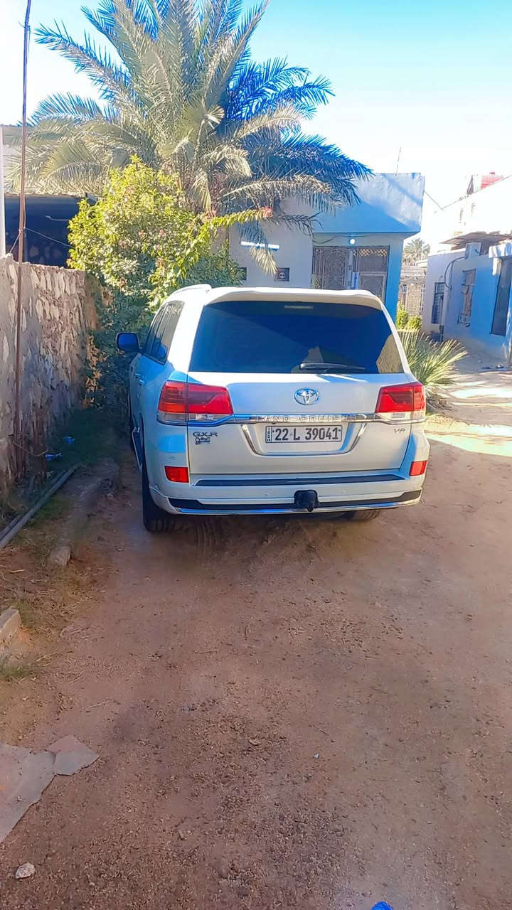 سلام عليكم لاندكروز الكزز مديل 2016  ٠٠ 8 سلندر  باقي تفاصيل تصال رقم ***********
