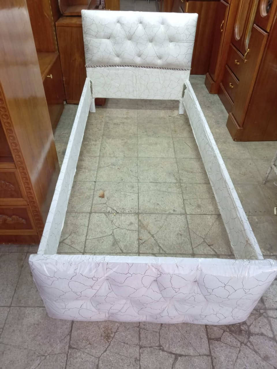 تخت نفر واحد صاج شغل توصي جدا نظيف السعر٧٥ تواصل خاص ***********
