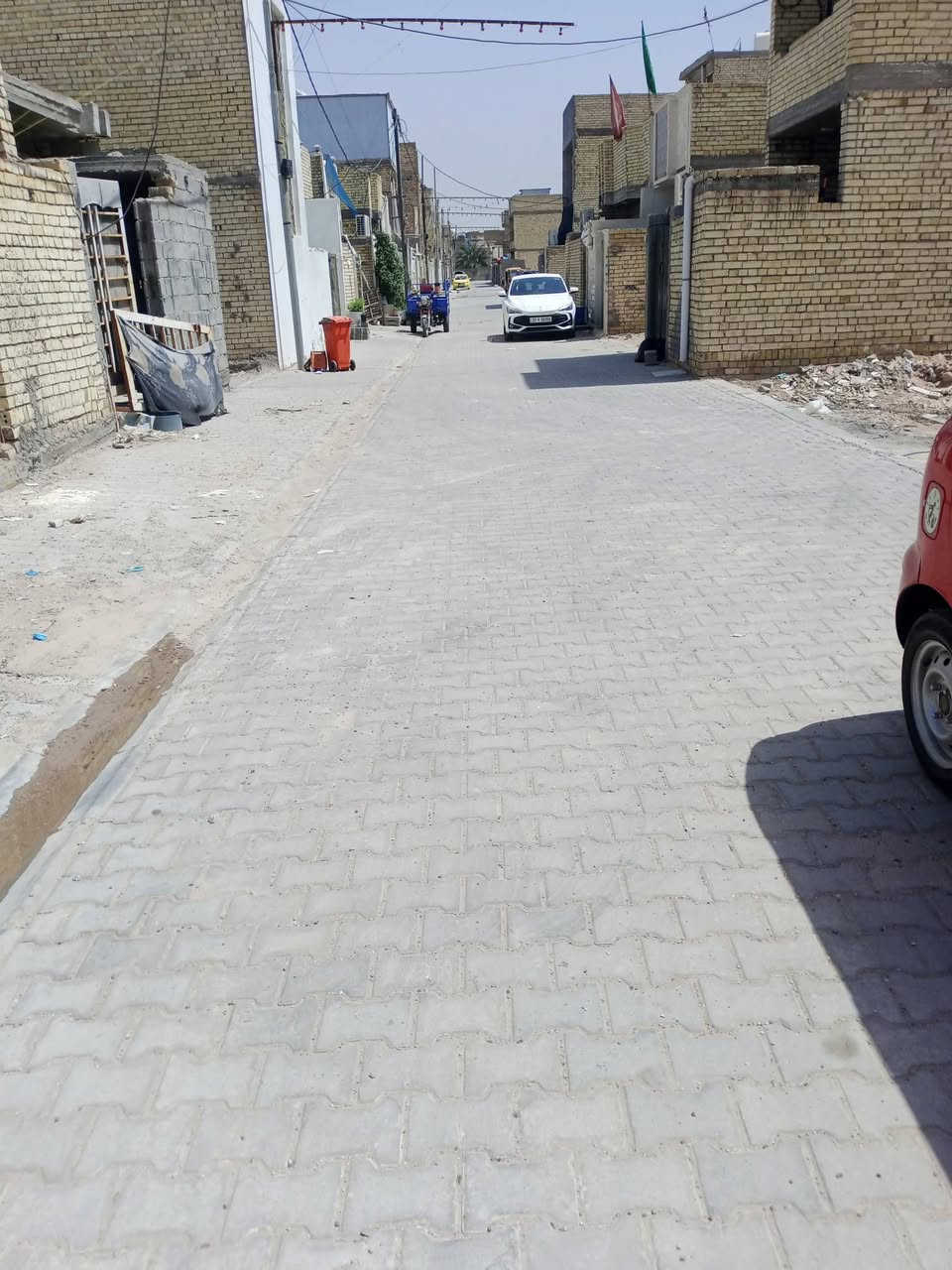 بيتين مساحة كل بيت 100 متر واجهة 5 ونزال 20 لكل بيت حوش استقبال صاله مطبخ ترك مطبخ حار حمام داخلي وخارجي غرفة نوم بيتونة مع مخزن سطحين لكل بيت نقص الدار بياض كاشي سيراميك فقط عرض الفرع 8 متر كامل خدمات ماء مجاري كهرباء مقرنص تبليط بصف البزل طابو زراعي سند 25 منطقة الشعب الغرير موبايل *********** خاص او واتساب
