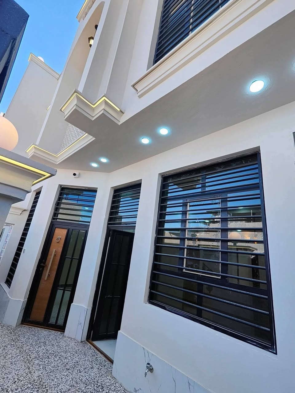 بيت للبيع في كربلاء مجمع بوابة الجنوب موقع شارع حله كربلاء
المجمع على شارع الزوار مباشر.
مساحة 100متر طابقين طابو زراعي قرار محكمة سند 25 
كافة الخدمات تبليط مجاري ماء كهرباء 
للبناء طابوك جمهورية كونكريت مسلح صب مركزي الاستفسار اتصل واتساب *********** *********** ***********
