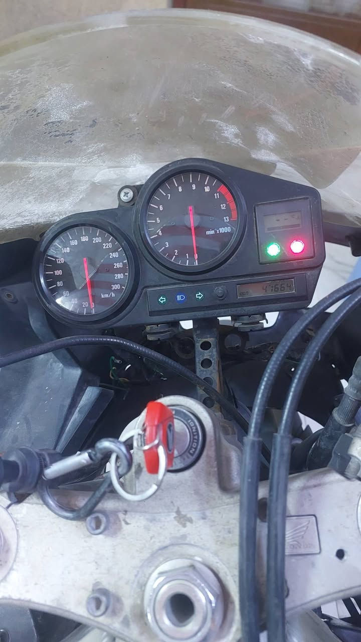 سعر مليون ونص قفل مكان بصرة هوندا919 كامله للبيع شغاله بس ابيع كوم حديد عوزها كاك بانزين وباتري بيها بس يرادله تبديل بس واللايت الكدام موجود بس نقصه جامه اماميه دراجه شغاله نكره سلف ابيع كوم حديد عنواني بصرة شارع الوفود توصيل ماعدي تجي تشوف دراجه بلباب ادوات بدون اوراق سعرها مليووون ونص قفل *********** واتساب اتصال وماسنجر موجود بكل وقت
