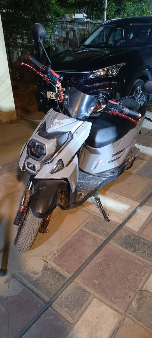 دراجة شحن اخت الجديدة 
ملف 2000
بدون بطاريات 
سرعة 100

سعرها 575 الف وبيها مجال 
مكاني بغداد/ الكرخ
تجي للباب تفحصها يله تاخذها

***********
