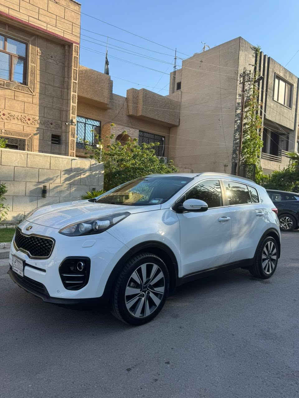سبورتج  خليجي مديل 2018
داخل مخمل وجلد.حمصي 
السياره ماشيه 94 الف كيلو متر حقيقي 
السياره نضيفه بمعنى الكلمه 
السياره فقط بارد بل جنطه واصبعين  بلجاملغ الامامي 
فقط بدون صبغ بدون تبديل. 
كير ومكينه كفاله شرط الفحص 
مكاني. بغداد الكرخ حي العدل 
***********
السعر 172
