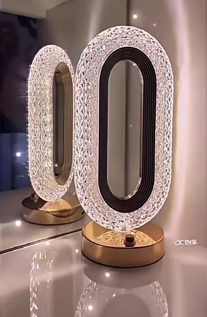 مصباح طاولة كريستالي LED قابل للشحن – إضاءة RGB مع تحكم باللمس
الموديل: Z-1510

مصباح طاولة أنيق بتصميم كريستالي عصري، يمنح إضاءة زخرفية مميزة مع ألوان متعددة وتحكم سهل باللمس، مناسب للاستخدام اليومي وصناعة الأجواء.

المميزات:
• تصميم كريستالي أنيق يناسب غرف المعيشة، النوم، والدراسة

• إضاءة LED موفرة للطاقة بقدرة قصوى 1 واط

• يدعم إضاءة RGB مع تغيير ألوان الإضاءة

• إمكانية تعتيم الإضاءة (Dimming)

• 3 مستويات لشدة الإضاءة

• تشغيل وتحكم عن طريق اللمس

• بطارية قابلة لإعادة الشحن عبر USB

• زمن عمل للبطارية يصل إلى 12 ساعة 

المواصفات:
• مصدر الإضاءة: LED
• القدرة القصوى: 1W
• نوع الإضاءة: RGB
• مستويات الإضاءة: 3 درجات
• التحكم: لمس
• البطارية: قابلة لإعادة الشحن
• مدخل الشحن: 5V / 2A
• مدة عمل البطارية: حتى 12 ساعة

السعر 10الف فقط بسعر الجمله


**إذا كنت صاحب هذا الإعلان وتريد حذفه لأي سبب، رجاءا أرسل رسالة إلى الدعم الفني**