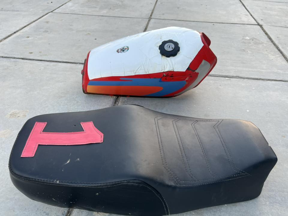 سلام عليكم كشن وتانگي للبيع قفلهن 20
مكاني رميثه. 
ملاحظه الجوه الزك الابيض بتانگي بي شخوط 
***********
