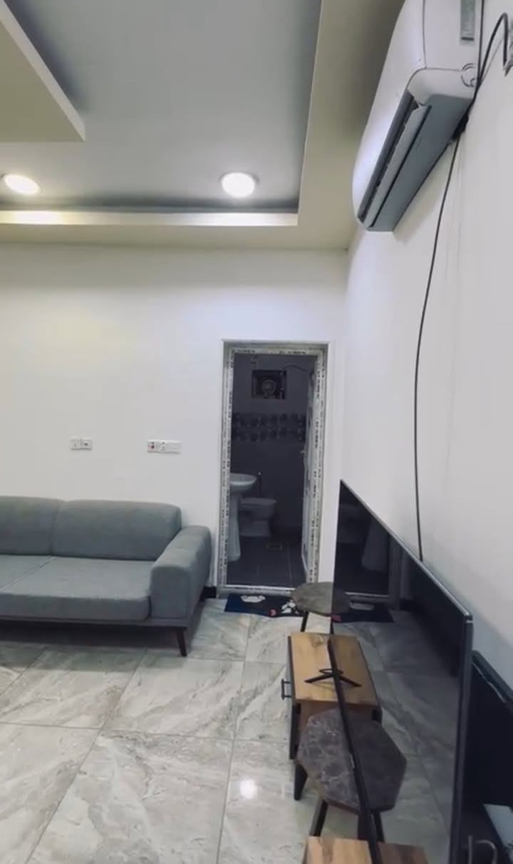 -شقق مؤثثة (مفروشة) بالكامل 
📍زيونة 712  
🔵 غرفة نوم كبيرة وصالة ومطبخ معزولات وبالكون  
موقعها شارع عريض قريب على دريم ستي وشارع الربيعي
للاستفسار والفيدوات مراسلة واتساب او اتصال : 
***********
