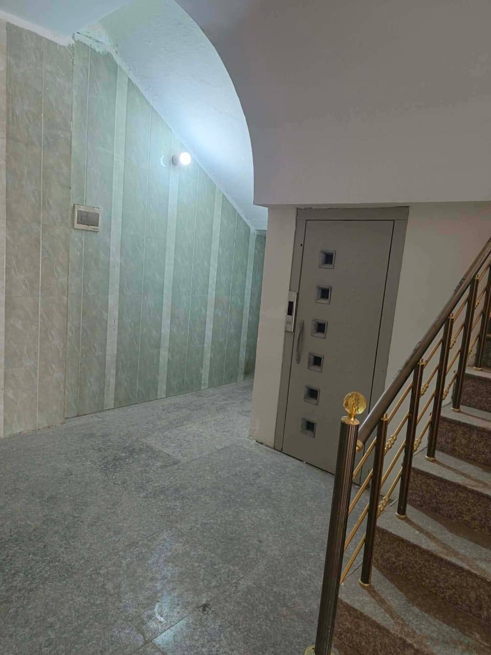 بناية لايجار
حي العامل منطقة السابعة مقابل ازياء الوائلي 
مساحة 348 متر ركن 
تحتوي على
طابق الارضي
محلات عدد ٤ 
شقق عدد ٢
مكتب ادارة 
طابق الاول 
تحتوي على مكاتب عدد ١١ ومجموعة صحيات 
طابق الثاني 
تحتوي على مكاتب عدد ١١
ومجموعة صحيات 
طابق الثالث 
قاعة كبيرة 
سعر الايجار طابق الاول ٢.٢٠٠ كل مكتب ٢٠٠الف دينار . 
وطابق الثاني نفس طابق الاول 
يحتوي على مصعد البناية.
ملاحظة طابق الارضي و القاعة ماجر بالكامل.  تصلح عيادات طبية مكاتب معاهد شركات مراكز
اي استفسار ***********
