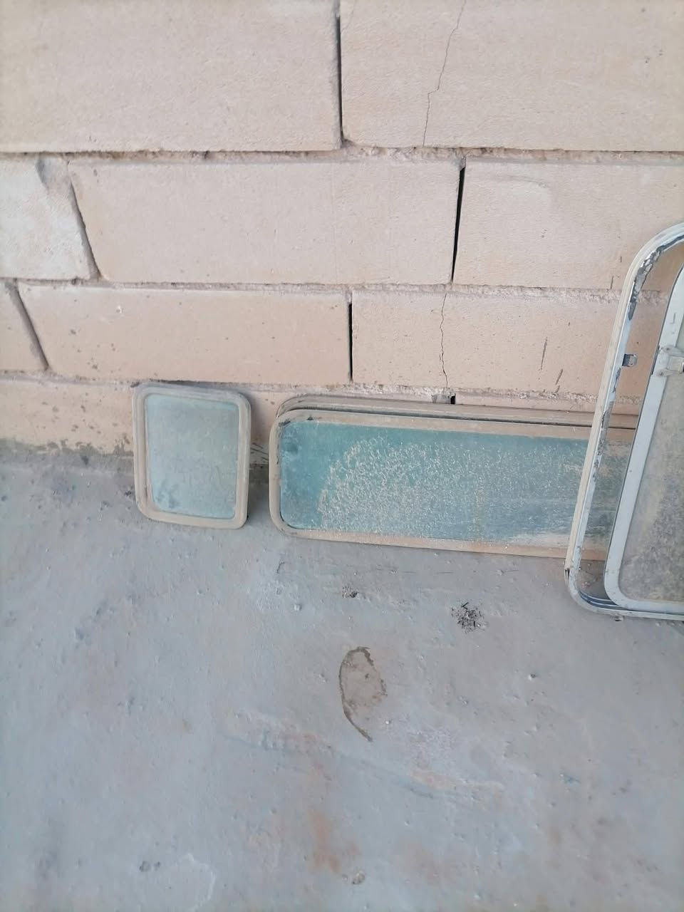 جامات كوستر عريض موديل ٨٤/٨٦ كاملات هنا واطاراتهن وقفالتهن العنوان نجف كوفه رقم الموبايل ***********
