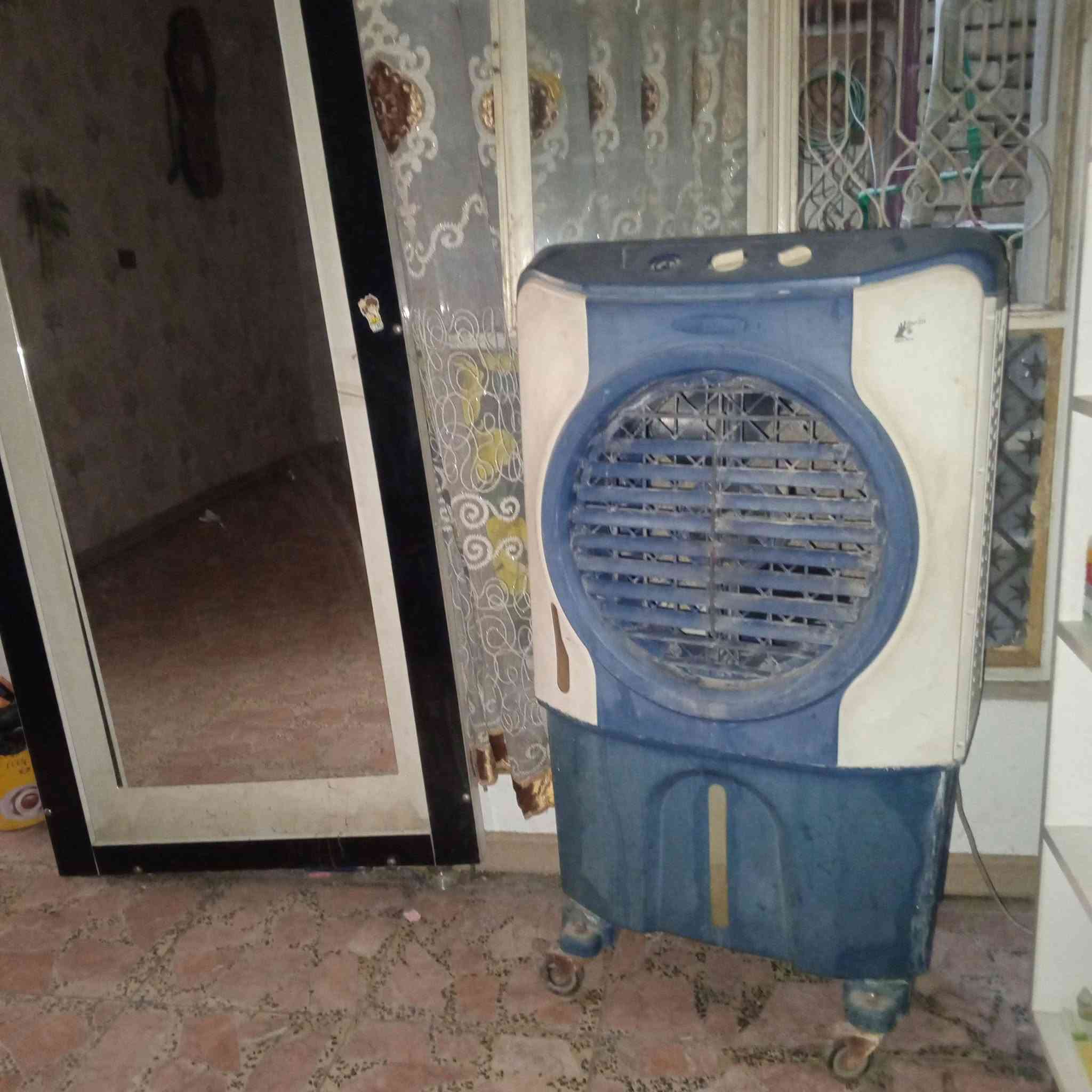 أغراض معهد للبيع شلع اي ضرر مابيهن رايدهن ب 450 الف قيم سعرهن بسوك وشوف جوه فلوسهن ابيع/ام الكبر والغزلان/***********
