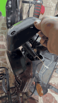 السلام علبكم. دراجه شحن اربع بطاريات جديده نسبه النضافه95بل ميه الدراجه نضيف كلش استعمال قليل نقصهه بس  ويرادله برغي حتى تثبت الشاشه. لان مكسوره قاعده ابرغي تثبت والاشارات كما موضح بل صوره وشاحنتهه الاصليه وياهه   اسويج وبصمه  وبيهه قفل بل ويل وبطاريته جديده. ما متعوبه استعمال. شهر وكم يوم  مابيهه اي نقص الدراجه. السعر350الف  وبيهه مجال حك جيتك  الاستفسار بغداد الشعب.   الرقم*********** متواجد على مدار24 ساعه
