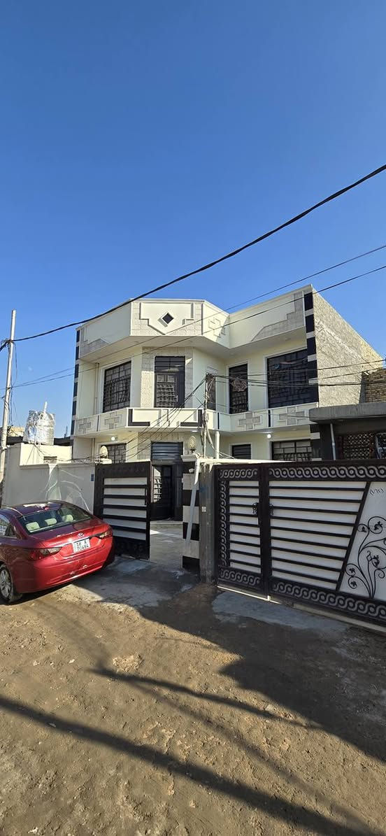 السلام عليكم بيت مساحه ٢٠٠ وره البنزين خانه على شارع ٨٠ مال كربله خامس فرع بفرع المختار  سند ٢٥ اربع غرف نوم بناء ٢٠٢٤ السعر (١٧٥) او مجاله قليل الاستفسار اكثر (***********)
