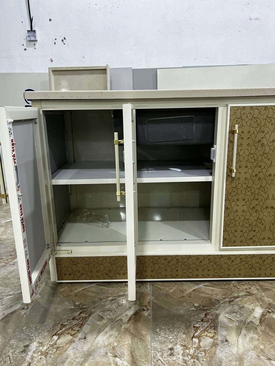 سنك مرمر سل اسيل قياس متر و20 جديد دبل رف احطاطه رف بنل 
سعر 165 الف 
كامل مع سله وخرطوم صرف ماء 
***********
متوفر كل الاوان معمل محمد الكردي
