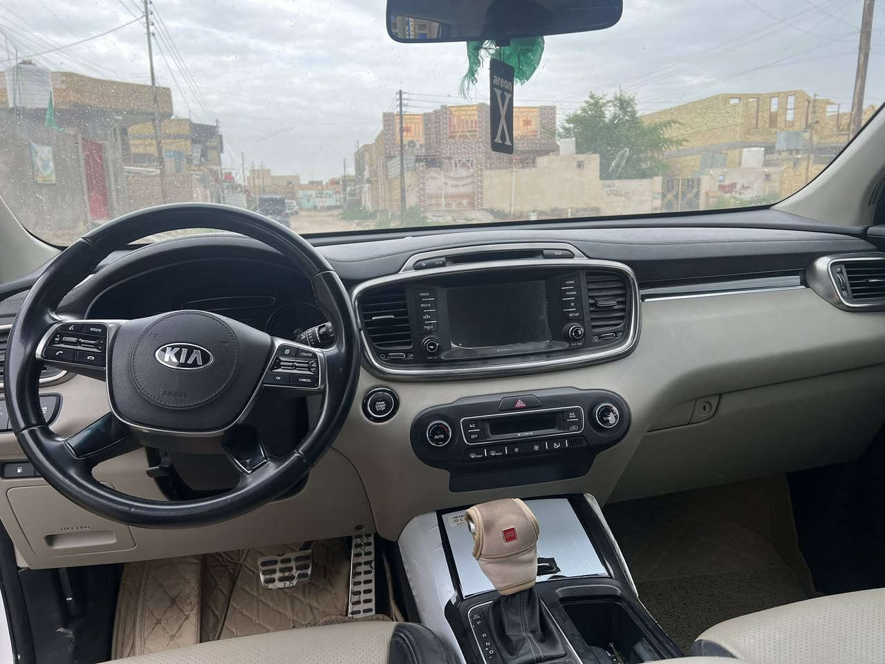 السلام عليكم
سورنتو ٢٠٢٠ خليجي 
ماشيه ٧٠ الف 
تبريد قطعتين 
كشن كهرباء
كفاله عامه فقط بارد بلباب الخلفي
للاستفسار***********
