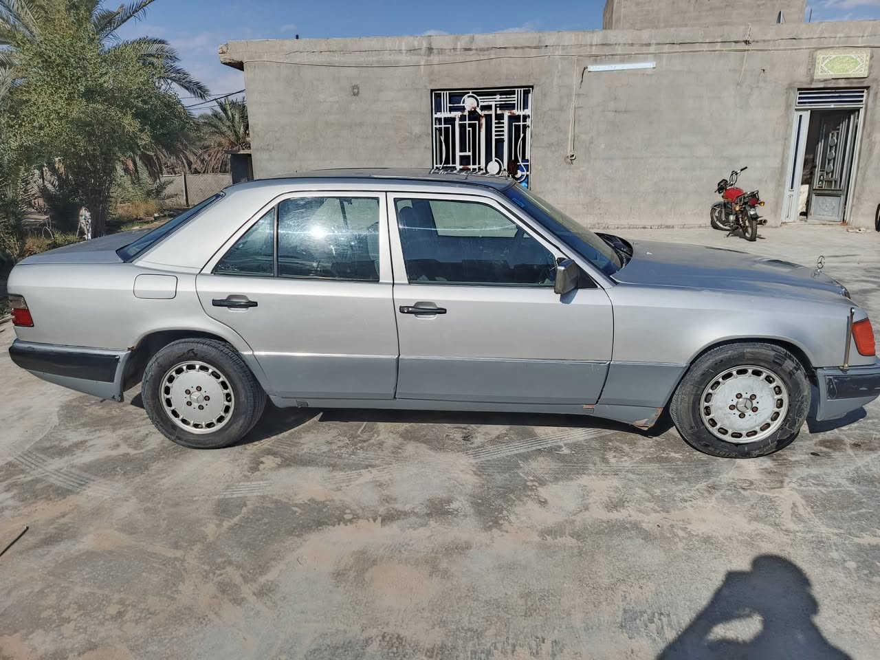 مارسدس دب 
مديل 87 
السياره حلوه وتخبل 
سعرهه 40 وبي مجال حك الجيه 
مكان السياره كربلاء 
ورقم هاتف 📞 ***********
