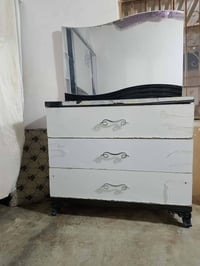 مكلف بالنشر  متاح غرفة خشب تركي  مكونه من  تخت +مرايا +قنصور باب سلايت...