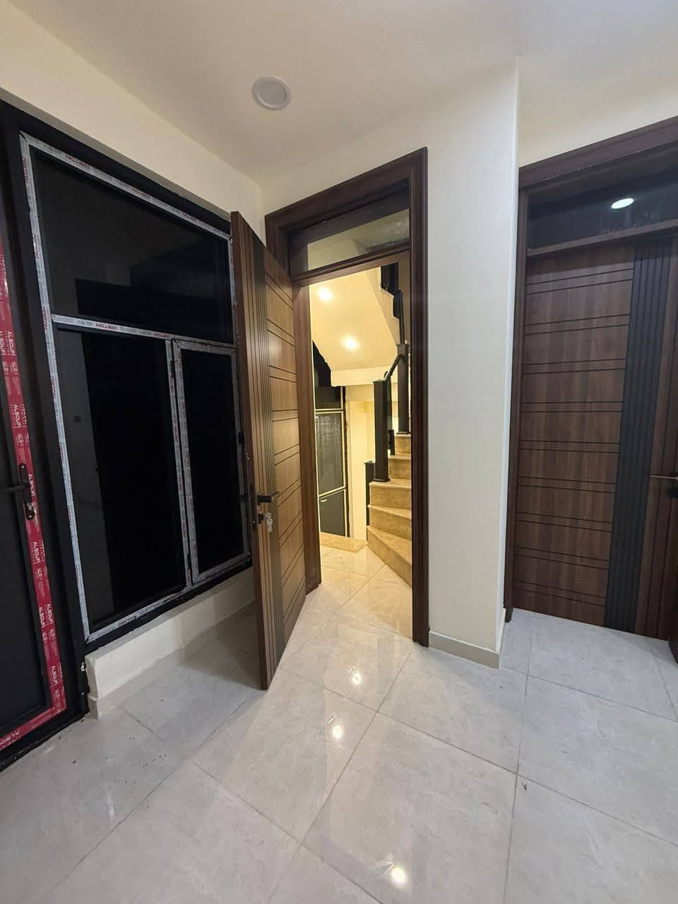 للاءيجار شقه ستوديو في زيونه محله ٧١٦ موقع سكني ممتاز طابق ثاني الشقه نضيفه ميه ميه درج خارجي تحتوي على غرفه كبيره ومطبخ وصحيات وبلكونه سعر الايجار ٤٥٠ ألف الاتصال على الرقم ***********
