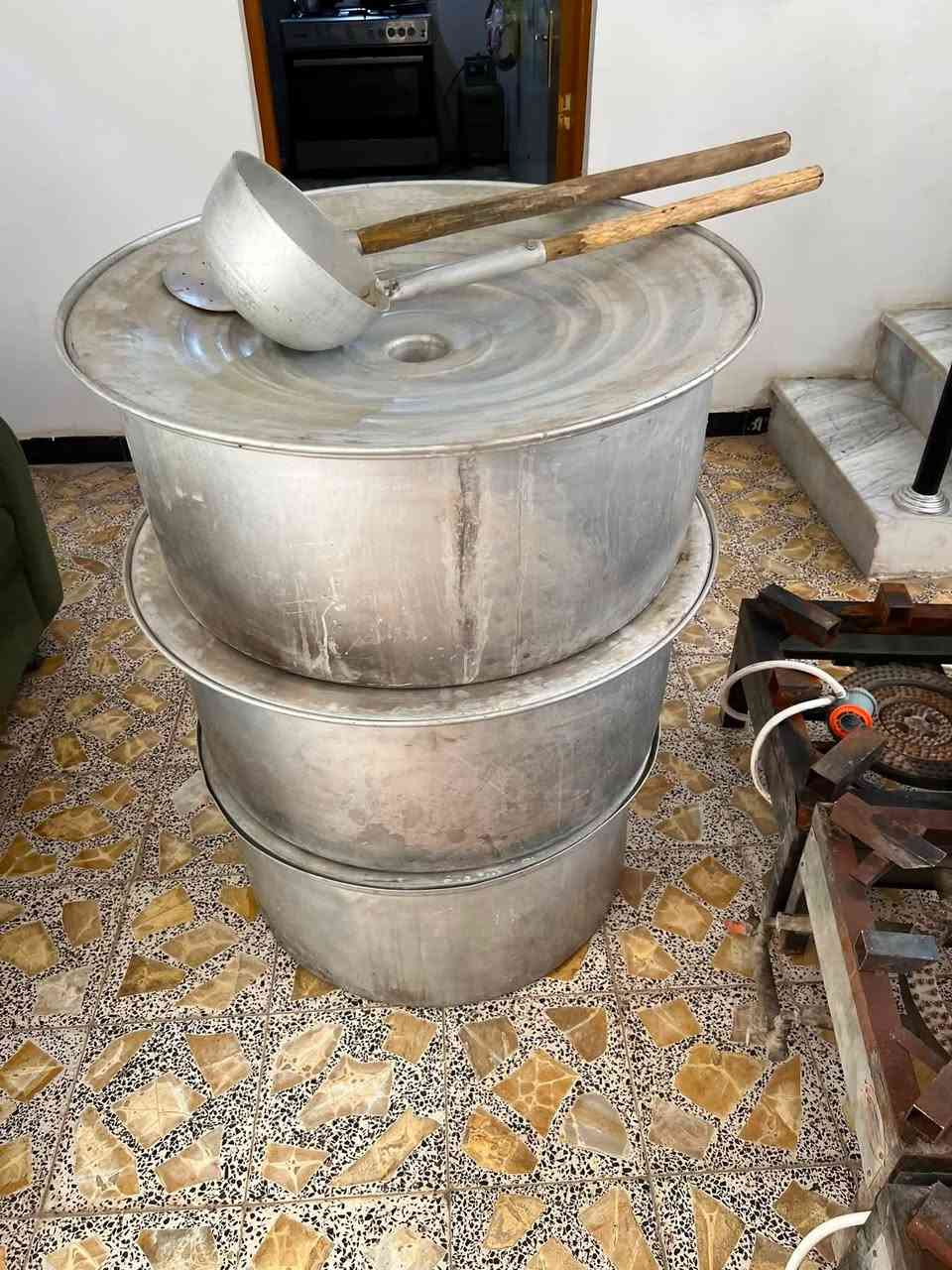 سلام عليكم
كدور عدد ٣ 

وطباخات عدد ٣ 

ومصافي تمن عدد ٤ 

وجمجه وجفجير للبيع 

السعر ٥٠٠ الف وبيهن مجال للشراي 

للاستفسار ***********7

الغراض جديده واستعمالهن قليل كلش
