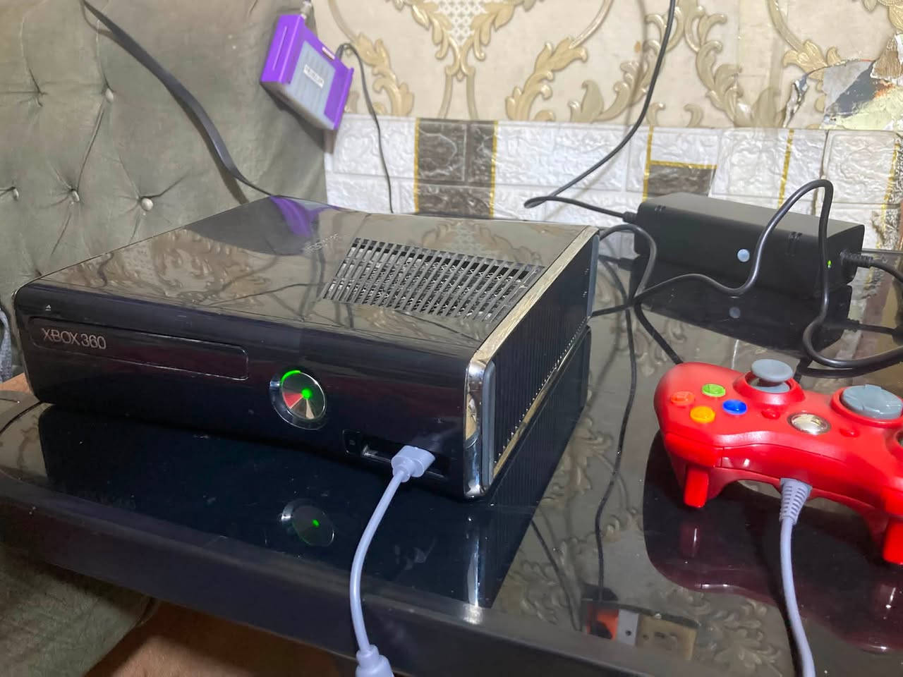اكس بوكس 360 سلم
100 مع التوصيل قفل 
جهاز مهكر وبي العاب كامل الملحقات يده جديده ومحوله جديده وكيبل Hd

‭***********‬
