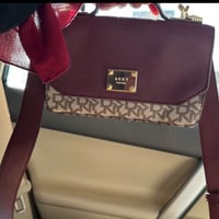 حقيبة DKNY • مارون • أربيل