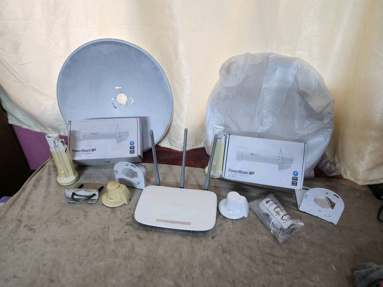 نانو باور بيم m5 400 واحد جديد استعمال قليل غراضه مامفتوحه بس محولات ماموجوده والثاني ماعرف شبية لما اربطه على ال ups يشتغل ويرجع يطفى هم محولات ماوياه وراوتر   tp-link 
TL-WR845N نضيف استعمال قليل وكيبل انترنت CAT6 طول 30 متر مامفتوح ولا مستخدم رايدهن ب 150 الف كلهم وماعندي توصيل مكاني بغداد ناحية الوحده