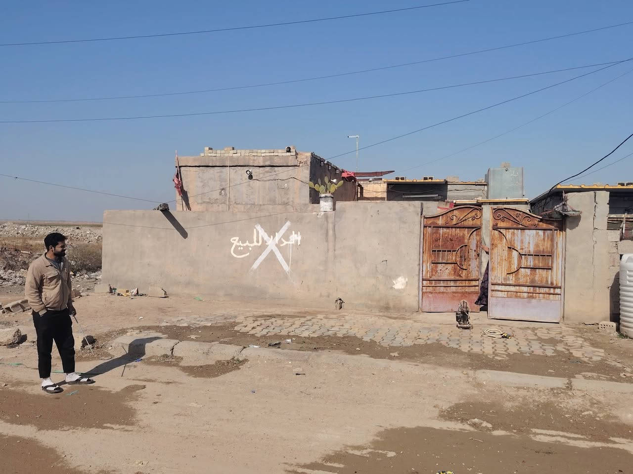 سلام عليكم بيت للبيع ب7000على البره حواسم غرفتين وصاله وستقبال معزوله غرفه عكاده ولاستقبال عكاده مطبخ صحيات داخليه وخارجيه الاستفسار ***********//***********
