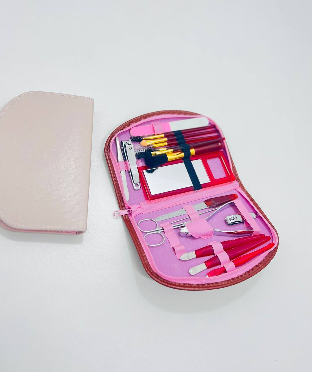 🎀 جنطة العناية المتكاملة للبنات 🎀
جنطة متكاملة للبدكير والمنكير 🥹
💗 6 فرش مكياج للبلشر والشدو والحاجب 
💗 مقص الأضافر الصغير لقص الأضافر
💗 مقص صغير منحي لأزالة الجلد الميت 
💗 ملقط لسحب الشعر من حول الحاجب 
💗 مبرد للأضافر 
💗 اداة تنظيف الأضافر 
💗 قاطع الجلد الميت والزوائد 
💗 فرش مكياج للبلشر والهايلايت 
💗 مرآة صغيرة 
💗 مبرد خشن أبيض


**إذا كنت صاحب هذا الإعلان وتريد حذفه لأي سبب، رجاءا أرسل رسالة إلى الدعم الفني**