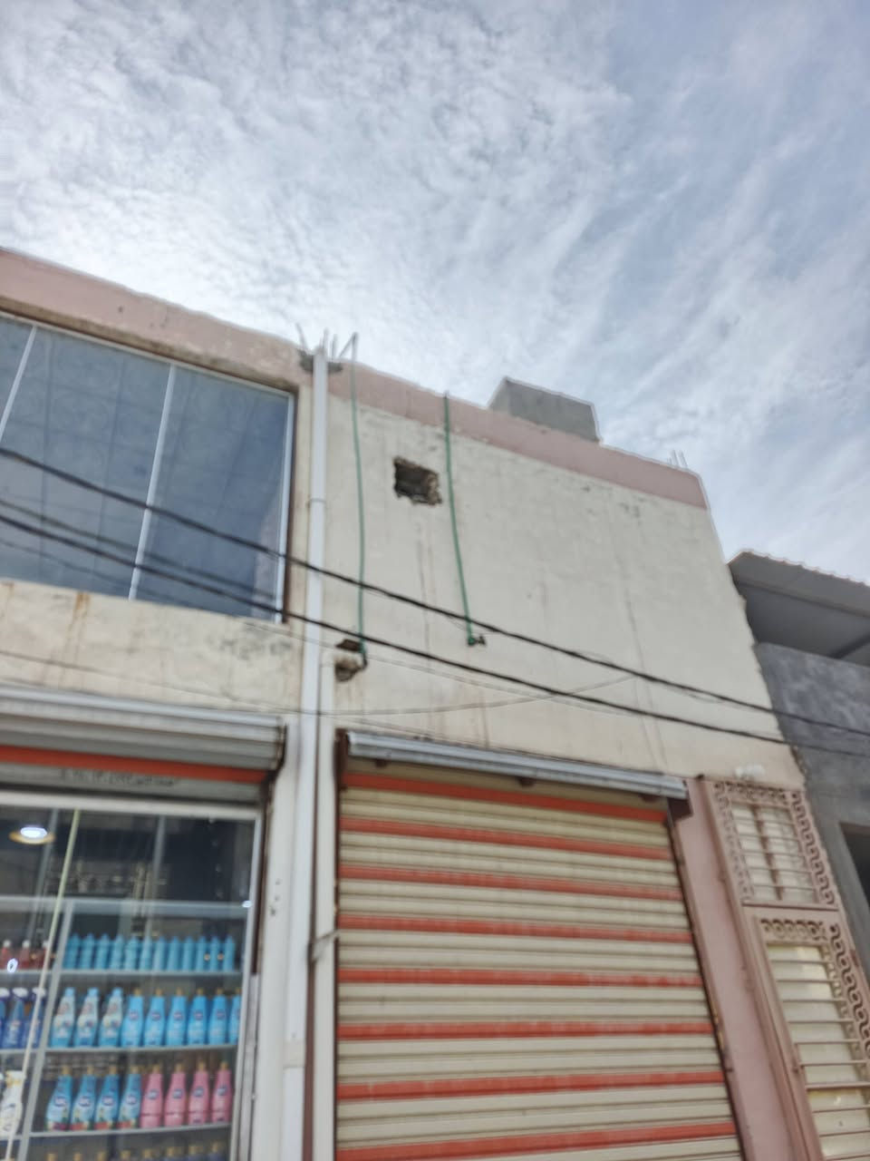 السلام عليكم قاعة طابق ثاني للأيجار ١٠٠م الموقع مميز حي السلام سايدين الذي يربط بين شارع مجمع ذهب وشارع ابو الدجاج للاستفسار الاتصال على الرقم التالي.. ***********
