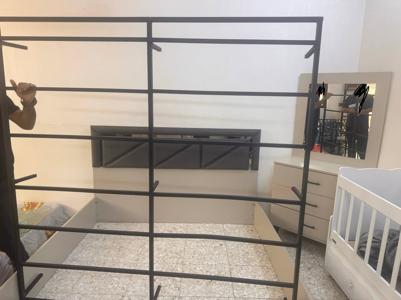 غرفه نوم للبيع استخدام قليل  خمس قطع  رايدتها ٤٠٠ وبيها مجال
