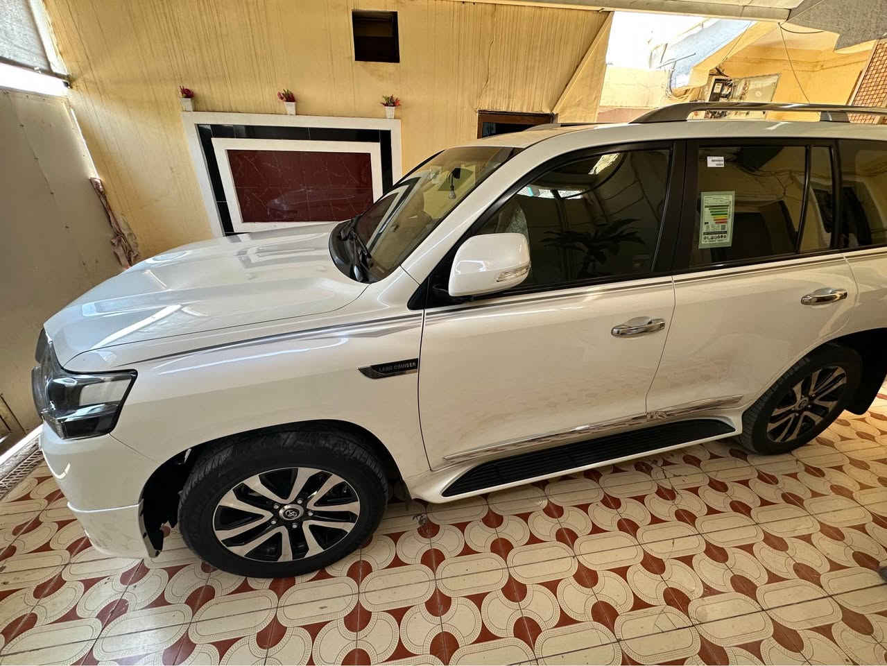 السلام عليكم للبيع تويوتا لاندكروز ساز باب باب أول 2019 شرط سبير ما نازل مكفولة كفالة عامة حتى الدعاميات ماشية 96 رقم بغداد باسمي السعر 5شدات وبيه مجال قليل مكان السيارة ذي قار قضاء الرفاعي ***********/*********** الرفاعي, ذي قار
