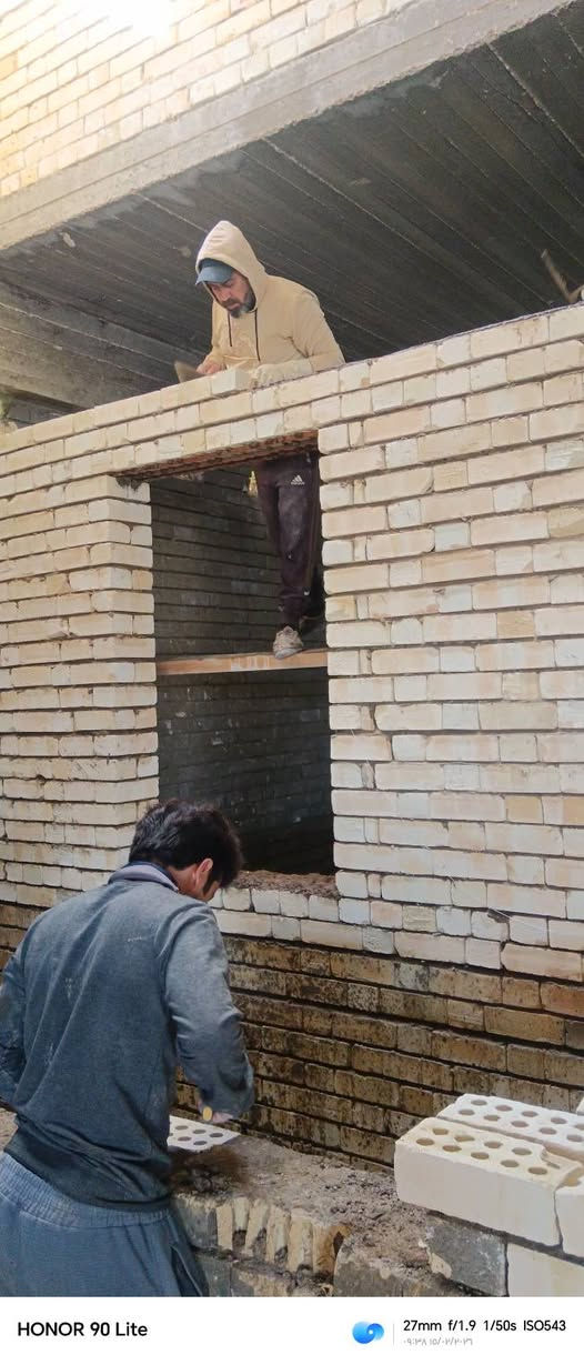 #بناء_هيكل

بناء الدور السكنية و الابنية التجارية 
بناء هيكل للدور السكنية سعر المتر 185 الف دينار
بناء هيكل للابنية التجارية سعر المتر 220 الف دينار
مواصفات العمل
-حفر الارض 40 سم .
-فرش طبقة من السبيس ويحدل بحادلة 20 طن .
-رش مادة الكلوردين فايروسي المضادة للارضة والحشرات.
-فرش نايلون زراعي بعد الحدل .
-عمل منظومة مجاري متكاملة حسب المخطط بأنابيب (4 انج) امل الشريف او سمارت .
-تسليح الاساس مع جسور حسب المخططات الانشائية .
-صب الأساس  الرفت بارتفاع (40 سم) صب مركزي C35 .
-ارتفاع الطابق الارضي 3.2 متر صافي و الطابق الثاني 3 متر صافي .
-البناء وتقطيع البيت بواسطة الطابوق الجمهوري الاصفر  حسب المخططات الانشائية .
-صب السقف بارتفاع (20 سم) مع عمل رباط فوق الاضلع 30سم للطابق الارضي
-تقطيع الطابق الثاني بالطابوق الجمهوري (9 انج).
-صب الطابق الثاني بنفس مواصفات الطابق الأرضي مع التقطيع حسب المخطط.
-ارتفاع الستارة (120 سم) مع ارتفاع السياج (180 سم). 
الاسعار والمواصفات ل مساحة 100 م واكثر 
شرط العمل يكون طابقين او اكثر..
للتواصل والاستفسار
مراسلة واتساب ***********
