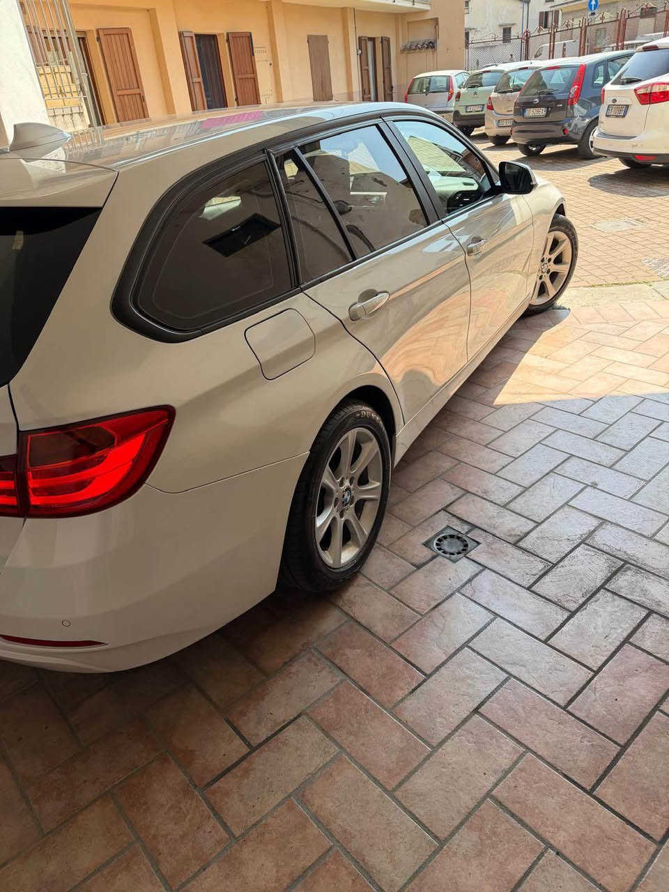 BMW 320d Touring Automatic Sport – Anno 2014

Vendo BMW 320d Touring in ottime condizioni generali, sempre mantenuta con cura e regolarmente tagliandata.

L'auto è perfettamente funzionante, senza alcun problema meccanico o elettronico. Nessun lavoro da fare, pronta all'uso.

Caratteristiche:
• Anno 2014
• Motore 2.0 Diesel BMW 320d
• Cambio automatico con modalità Sport
• 378.285 km
• Colore Bianco
• Cerchi in lega
• Sensori di parcheggio
• Climatizzatore
• Vetri elettrici
• Interni ben tenuti
• Grande comfort di guida e bassi consumi

L'auto non ha debiti, fermi amministrativi o vincoli di alcun tipo. Documenti in regola.

Disponibile per qualsiasi prova su strada o controllo presso il vostro meccanico di fiducia.

Prezzo: € 9800 trattabili

Visionabile in zona Brescia.

Per maggiori informazioni contattatemi in privato. الدار البيضاء, المغرب


**إذا كنت صاحب هذا الإعلان وتريد حذفه لأي سبب، رجاءا أرسل رسالة إلى الدعم الفني**