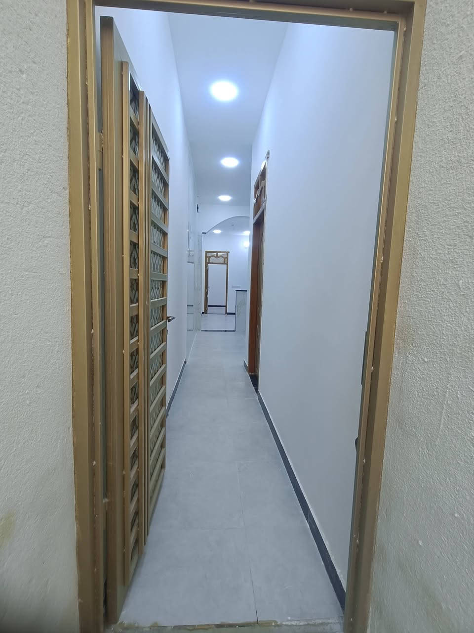 دار للبيع المساحة ١٠٠ م
الواجهه ٥ م النزال ٢٠ م
بناء ٢٠٢٦ حديث وجاهز للسكن
العنوان حي الحسين الجديد شارع أبو شاكر خلف السوق الأخضر يبعد عن الشارع العام ٧٠م
مكلف بالنشر للاتصال بصاحب الدار***********
