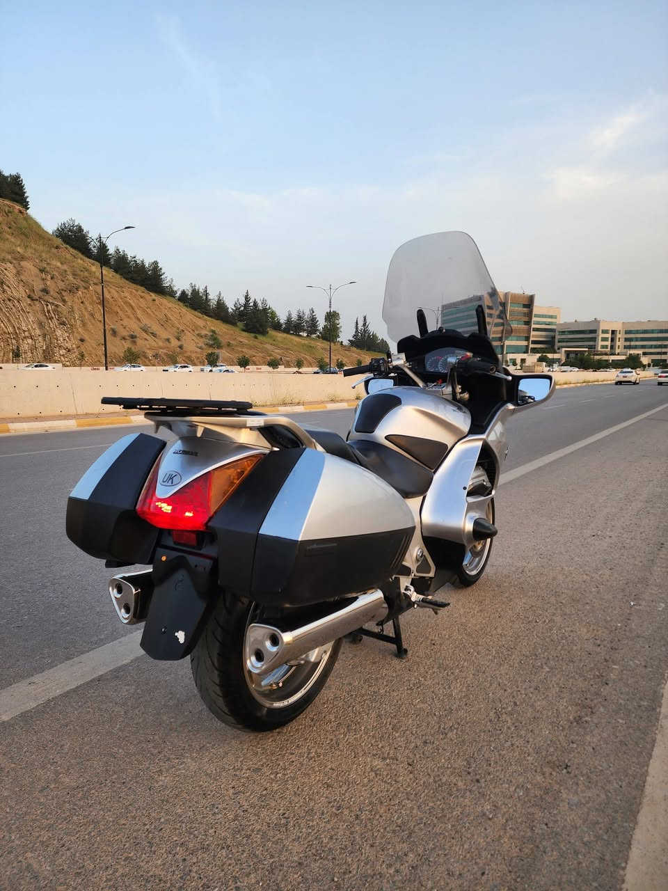 honda ST1300 ABS 2006
موديل 2006، سبورت تورينج (فول مواصفات)
​المحرك: 1300 سي سي (قوة وعزم ممتاز)
​المواصفات:
​نظام كوابح ABS
​جام (نوافذ) كهرباء
​تدفئة مقود (دسك هيتر) بلادي
​شافت (غاردن)
​لايت (إضاءة) كهرباء متحرك
​العدة والجاكيت الأصلي من الشركة (هێلەک و تاقم ئیسپانە)
​دبلات خلفية هيدروليك
​إطارات بلادية يابانية نوع (بريدجستون)
​ملاحظة: الدراجة سياحية ورياضية في نفس الوقت، وتمتلك قوة وعزم فوق الممتاز.
​حالة الدراجة: مسرفسة بالكامل وجاهزة (تم تبديل دهن المحرك، دهن الإكسل، دهن البريك، الأنتيفريز "ماء الراديتر"، وفحمات البريك)، كل المواد المستخدمة أصلية والدراجة بدون أي مصاريف.
​الوضعية القانونية: بدون رقم (منفيس).
​الموقع: السليمانية.
​السعر: 43 ورقة (4300 دولار)
رقم تلفون/***********
