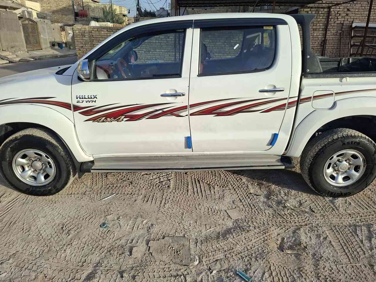هايلوكس ٢٠١٣ فور ويل سوناره موجود مكان السياره المدينه تجي وشوفه صدره جديد كله وكاله *********** سعر ١٨٥ وبيه مجال
