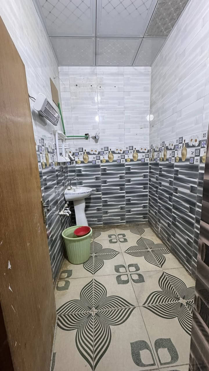 شقه الطابق الاول للأيجار 
- درج معزول -
الجنينه -  حي الرضا 📍  

المساحه :  110 م 
يحتوي على :  2 غرف + استقبال + مطبخ +  صحيات + صاله 
المواصفات :بناء حديث + موقع جداً مميز + شارع عريض 
( عوائل فقط ) 🛑

سعر الأيجار : 500 الف  
للتواصل : 
***********
***********
