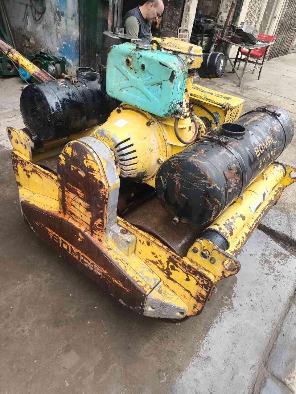 حادلة بوماك الماني كير اومكينة نظيفات هزاز كامل رولتين الوزن واحد طن ونص الحادلة وارد الإمارات نظافة 90 بالمية للاستفسار الاتصال على الرقم الموجود بالنشر *********** عنوان بغداد
