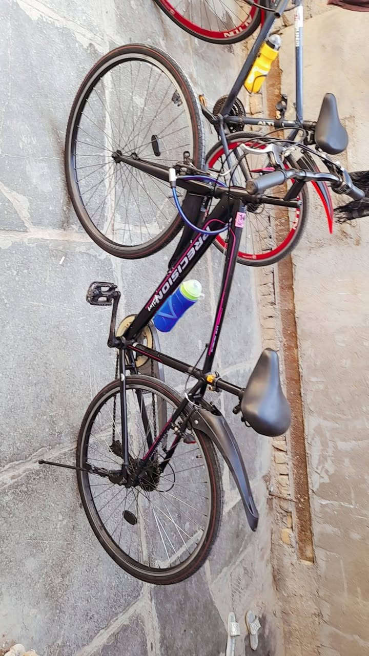 بايسكل /28×C_700/ من ماركة. شيمانو....!!!كامل مابي اي نقص...فريم عالي ...المنيوم..تايرات جدد..بريكات شغال...كير شغال..عقرب اصلي ....وزن البايسكل كلش خفيف...
العنوان: مدينة الصدر 
السعر 250 
واتساب ***********
