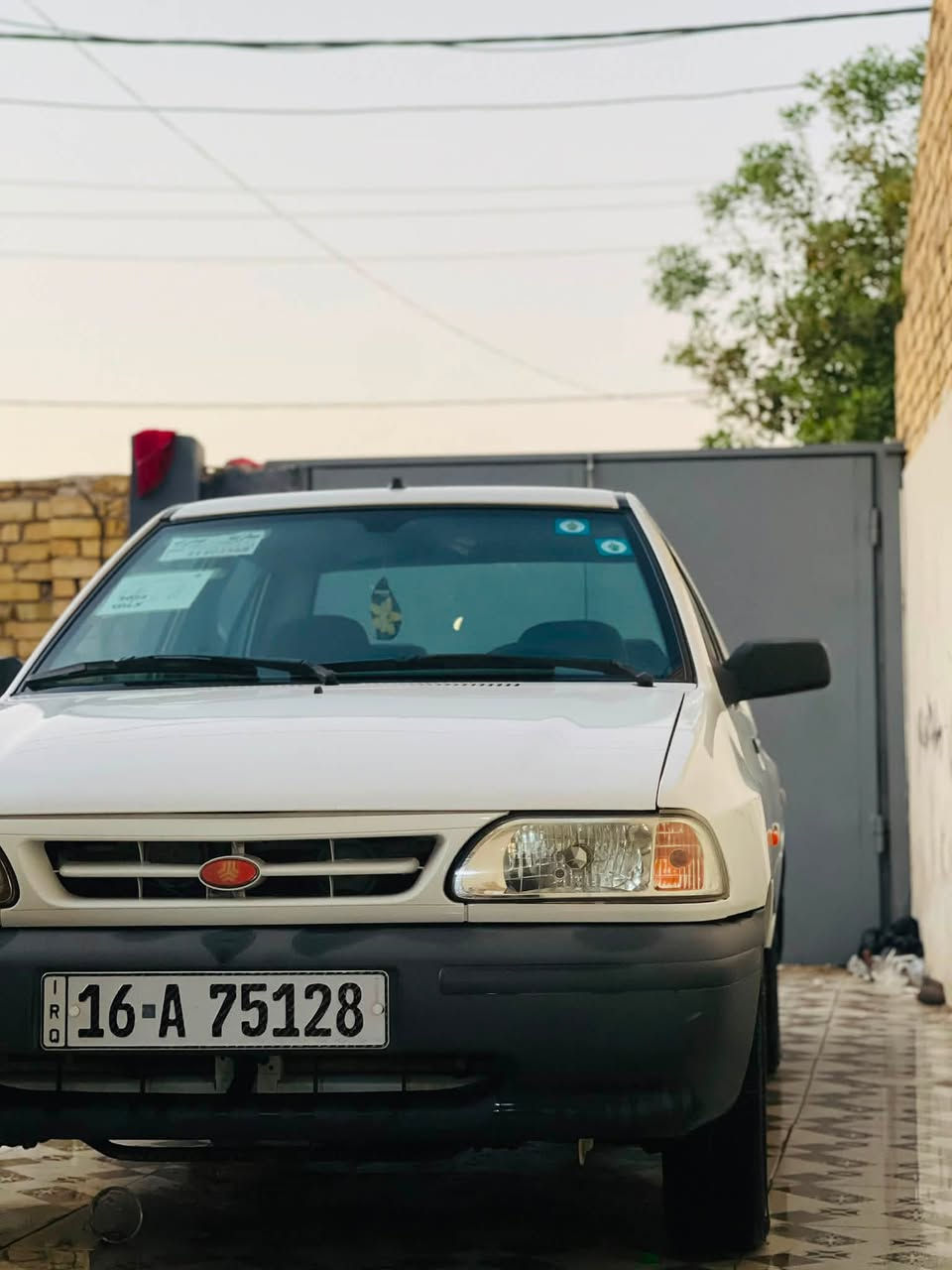 سـلام علـيكم 🤚🏻.                                             Saipa "سايبا سيدان" 2024 🚗 🩸

لـلبيع 🩸

مـاشية 50 ألف 🩸

الـسيارة كفالة عامة 🩸

"المحرك والميكانيك"🩸
المحرك: 4 سلندر، 1300cc بنزين
القوة: 65 حصان @ 5500 دورة
العزم: 100 نيوتن.م @ 3000 دورة
الكَير: عادي 5 سرعات + ريويس
الجر: دفع أمامي FWD
الوقود: تانكي 40 لتر. الصرف تقريباً 6.5 - 7.5 لتر لكل 100كم داخل المدينة. اقتصادي جداً
السرعة القصوى: ∼165 كم/ساعة

"الأبعاد والوزن"🩸
الطول: 4005 ملم
العرض: 1620 ملم
الارتفاع: 1440 ملم
قاعدة العجلات: 2345 ملم
الوزن الفارغ: ∼950 كغم
السعة: 5 ركاب + صندوق خلفي 400 لتر

"لشاصي والفرامل"🩸
التعليق الأمامي: ماكفرسون
التعليق الخلفي: محور صلب + نوابض ورقية
الفرامل: أمامي ديسك، خلفي درام. بدون ABS بالغالب
الإطارات: 165/65 R13 أو 175/65 R13

"المواصفات الداخلية والكماليات"🩸
حسب الموديل، بس الأغلب يجي:
زجاج: يدوي
مكيف: موجود بس عادي مو ديجيتال
راديو + مسجل CD
باور ستيرنج: هيدروليك
وسائد هوائية: ماكو أو وحدة للسائق فقط بالموديلات الجديدة
حساسات: ماكو

"المميزات"🩸
صرف بنزين قليل جداً - أهم ميزة
قطع غيار رخيصة ومتوفرة بكل مكان بالعراق
صيانة سهلة وأي ميكانيكي يشتغل بيها
سعرها رخيص مقارنة بغيرها

الخلاصة: 🩸 سيارة اقتصادية مال شغل ودوام. مو مال رفاهية ولا سرعة. تتحمل وتخدمك إذا تريد شي رخيص وما يصرف بانزين.

"ألسـعر " 🩸
68. 💵 ومجـالها بسيط "

ألعنـوان : ألقادسية مركـز ، التـقية الـثالثـة 🩸

للاتصـال والـاستـفسار ☎️"
 🩸”***********”.
