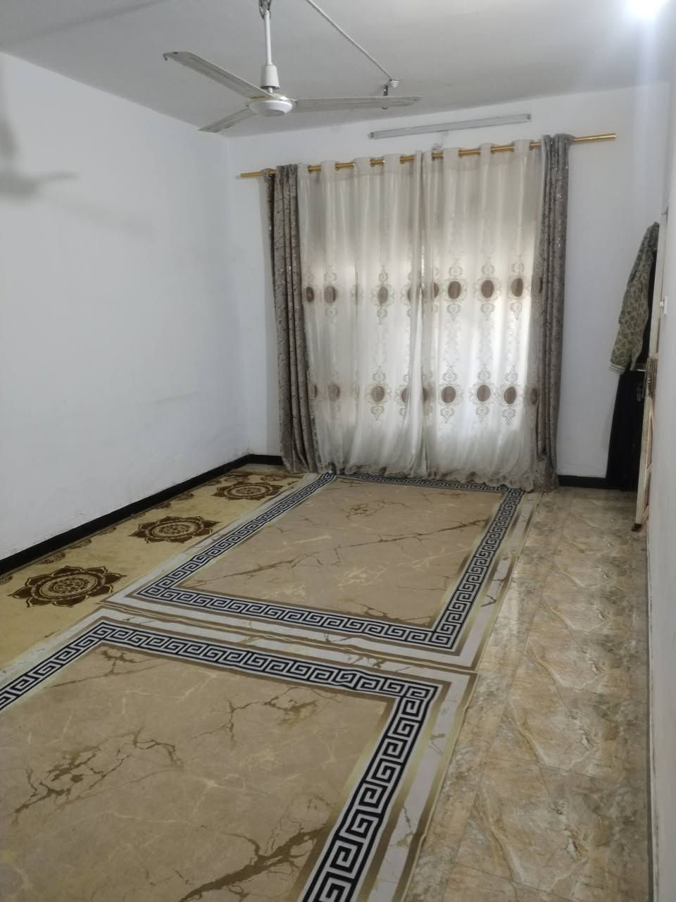 السلام عليكم بيت للبيع
الموقع حي الحضاره
المساحة 160 8x20
استقابل 
صاله 
مطبخ حار وبارد
غرف نوم عدد 2
حمام داخلي
تواليت خارجي وتواليت داخلي 
بناء عكاده 
منور عدد 2

الاستفسار اكثر 
مراسلة الصفحه
او الاتصال ع ***********
