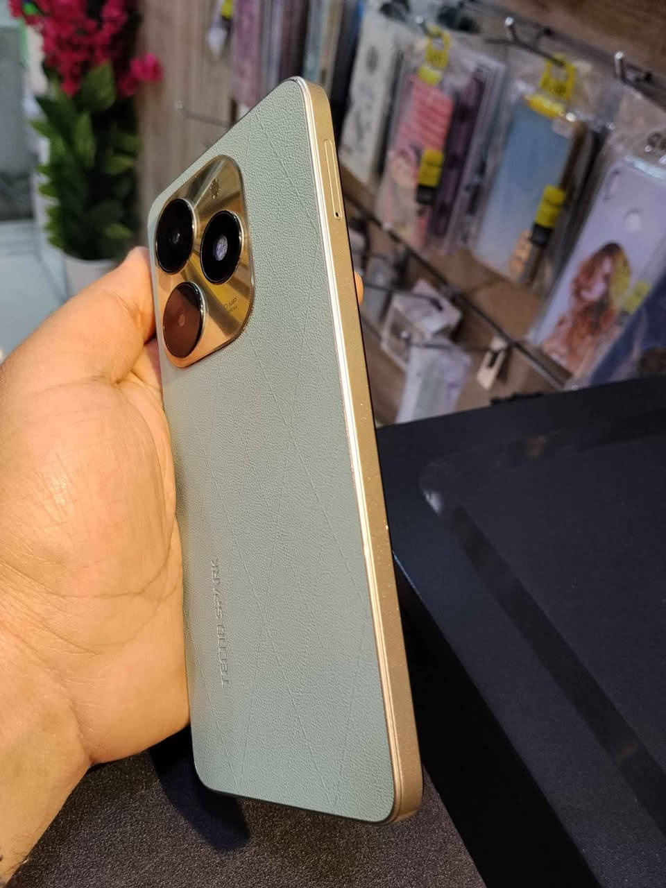 السلام عليكم جهاز تكنو سبارك ٢٠سي 
ذاكرته ٢٥٦ بطاريته ٥٠٠٠ شحن تايب سي 
للبيع السعر ١٣٠ وبي محال بسيط زورونا للمحل اهلا وسهلا بكم *********** ناصرية, ذي قار
