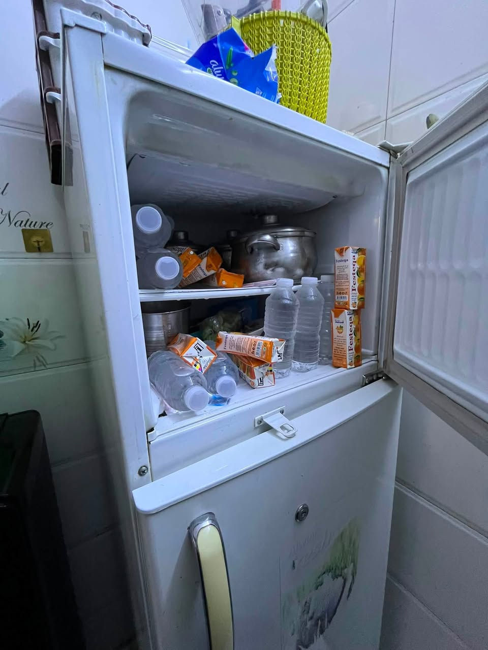 ثلاجه بيت نضيفه بس كلوبها. عطلان  وبيها ضربه صغيره بلباب نوعيه ياباني للبيع  سعر 150
للستفسار:***********
