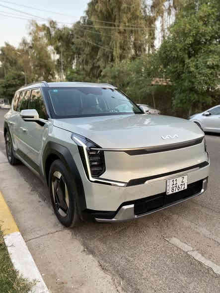 السلام عليكم 
(((   بيع او مراوس  )))
كيا EV9 2024 كهرباء بل كامل
//دبل ماطور AWD //
///تمشي بل شحنة 600 كيلو  ///
بطارية بحجم 100 كيلو واط 
فول موصفات 1/1 عدا الفتحة 
السيارة 7 راكب//// 470 حصان🚀////
ماشية6 الف كيلو 
احدث سيارات كيا داخل جلد لونين
كشنات كهرباء وتدفئة وتبريد ستيرن هزاز
شاشة كبيرة متصلة احدث اصدار 
بصمة اصبع صندوق كهرباء يدات 
كهرباء لايت امامي ماتركس متكيف 
مع الطريق شاحن لاسلكي تكيف خلفي 
منفصل العزل داخل السيارة رهيب 
 السياره مرقم بغداد بسمي
السياره بحالة الوكاله
///// صور الحادث على الواتساب ////
صبغ فقط قطعتين جاملغ وبنيد 
ايرباك ستيرن فقط مبدل اصلي 
رادرات امامي خلفي جانبي حساس امامي خلفي وباقي الموصفات المعروفة مكان السيارة بغداد اليرموك
سعر: 310 ورقة وبي مجال بيع او مراوس ***********
