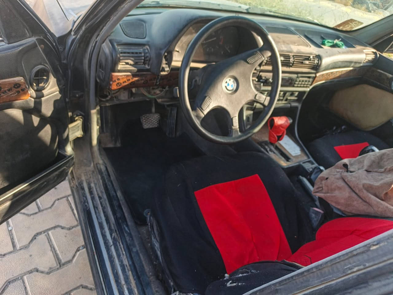 بي ام موديل 1992 735 كير و محرك شرط السياره فحص ابيض صلاح الدين سنويه عضم صاحبه موجود شرط التحويل جان مشروع تعمير و ترتيب بس صار عندي مريض و صرفت فلوسها السياره صدرها متعوب نعم بس ترايك من دهوك لتكريت رايدها ب 21 ورقه 
مكانه موصل الرقم,***********
