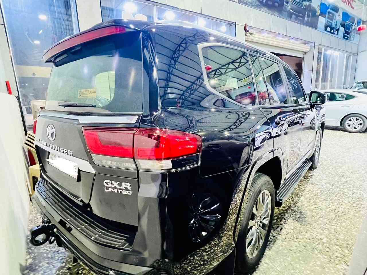 السلام عليكم 

الاندكروز 2024 ابريم داخل احمر 

فول موصفات 

مكينة 4000 

ماشية 50 الف 

العنوان بغداد زيونة مقابل ملعب الشعب 

الاتصال ***********
