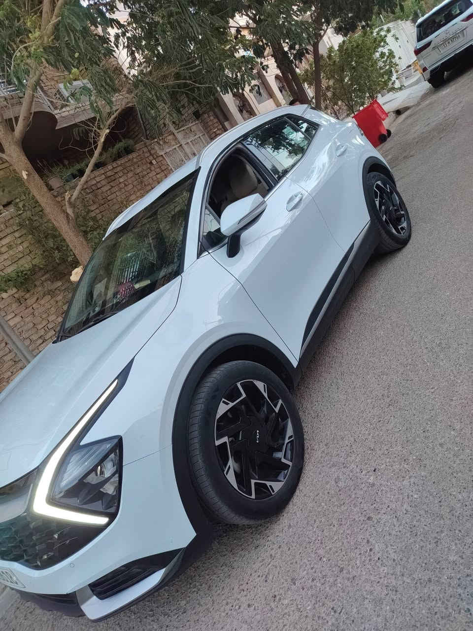 السلام عليكم 
كيا سبورتج 2023 خليجي
كفالة عامة بدون شخط
نضيفة جدا
ماشية 20 ألف كيلو زيرو 
رقم بغداد باسمي 
عنواني الكوت 
للاستفسار ***********
سعرها 218 وبيها مجال
