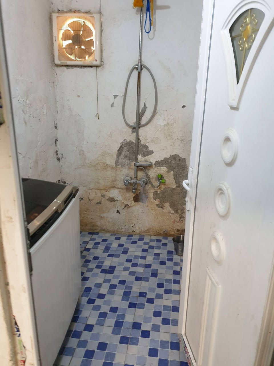 السلام عليكم بيت للبيع مساحة 145 طابو صرف يحتوي 3 غرف نوم و ستقبال و صاله و مطبخ و وصحيات البيت بناء قديم شوي السكف ناصي  . السعر 48 وبي مجال للإستفسار ***********
